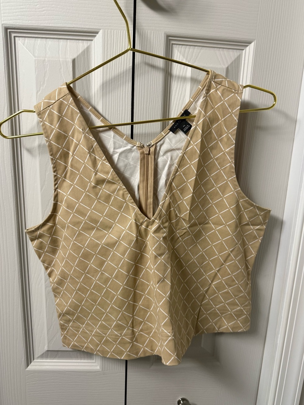 Ann Taylor Beige Diamond-Grid V-Neck Crop Top